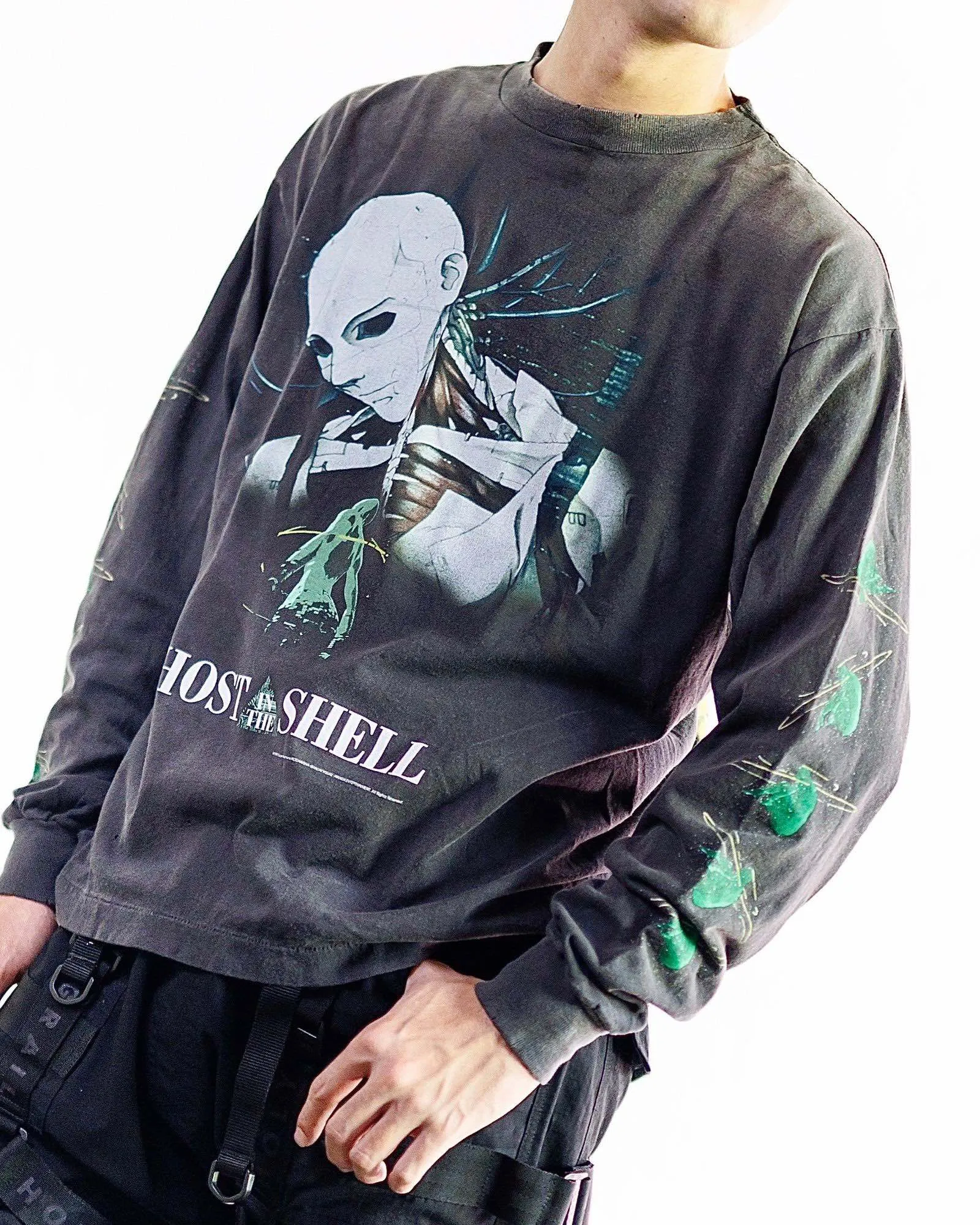 SAINT Mxxxxxx × GHOST IN THE SHELL Ghost in the Shell GS_LS TEE/GITS/BLK Big IP Ghost in the Shell co-branded model Motoko Kusanagi takes a bath Retro distressed long sleeves Washed black S-XL Ready-to-wear Assute dyeing Full-body spray fade/replacement fade Correct accessories Joint LOGO wash mark/main mark/cherub mark Super complex printing replica The drawing/pattern making cycle is very long and the hand graffiti is dirty.